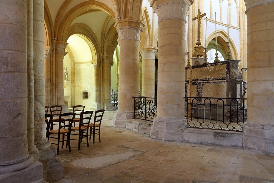 File:Bar-sur-Aube Eglise Saint-Pierre R09.jpg