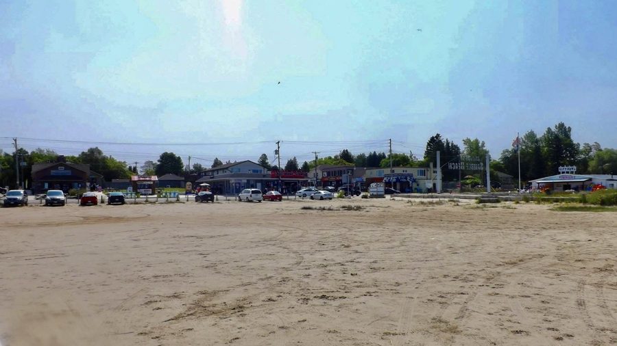 Торговые помещения у пляжа на углу Main Street и Lakeshore Boulevard в Sauble Beach, Ontario
