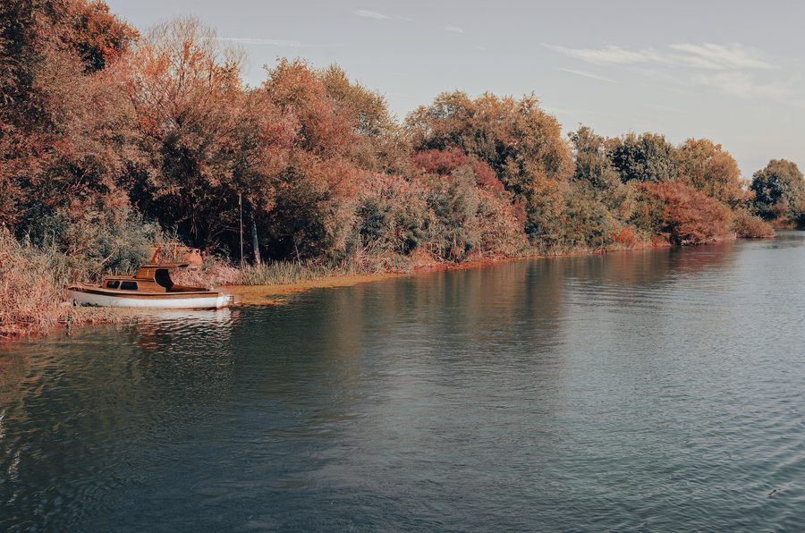Старая лодка на берегу реки в Риеке Црноевиче