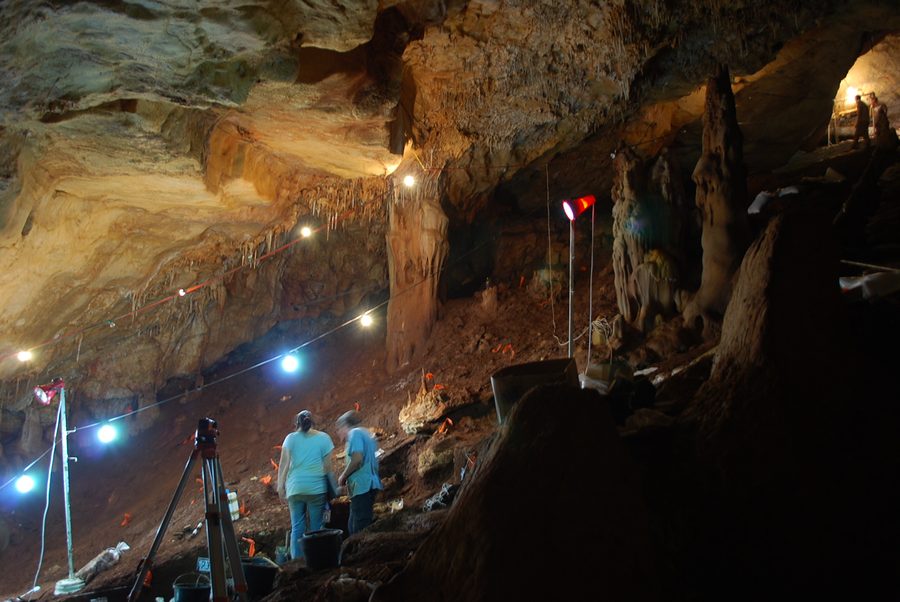 Ausgrabung in der Manot-Höhle nahe Manot im Norden Israels