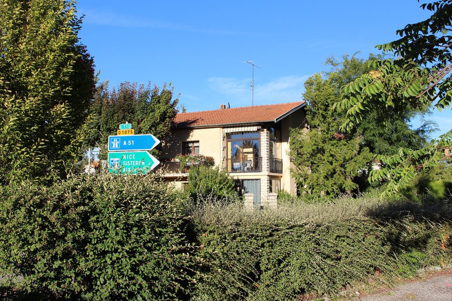 File:Ларань-Монтеглен (Laragne-Montéglin). Указатель на Ниццу и Систерон. - panoramio.jpg