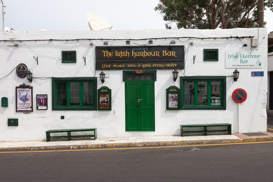 Паб The Irish Harbour Bar рядом с гаванью в Пуэрто-дель-Кармен, Лансароте