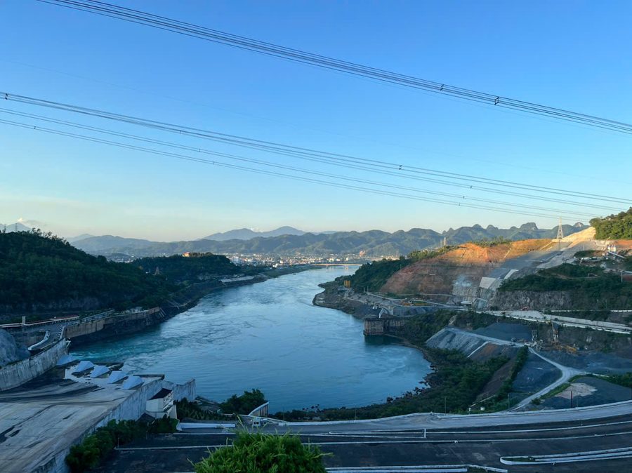 Panoramablick auf den Hoa-Binh-Staudamm und die umgebende Landschaft in Vietnam