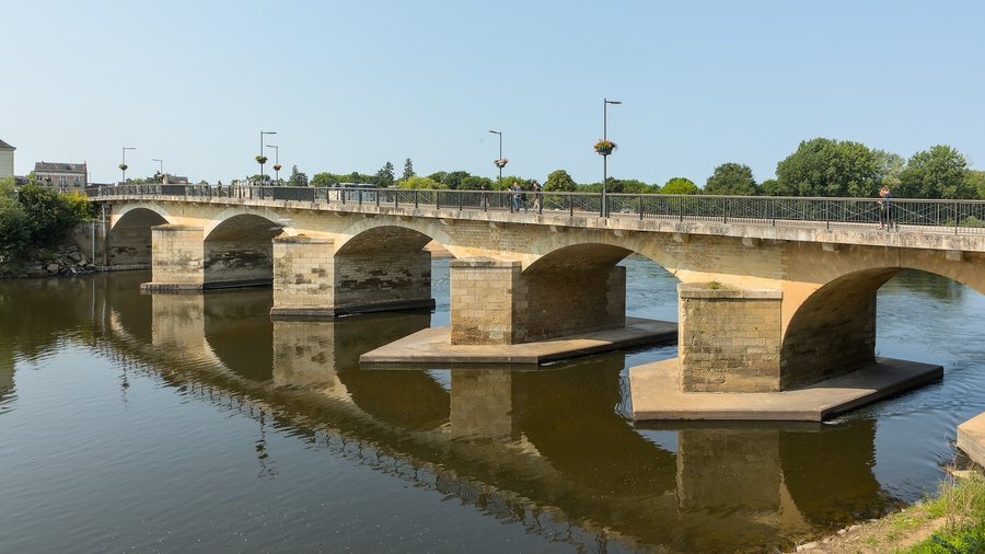 File:Chinon - Pont Aliénor d'Aquitaine.jpg