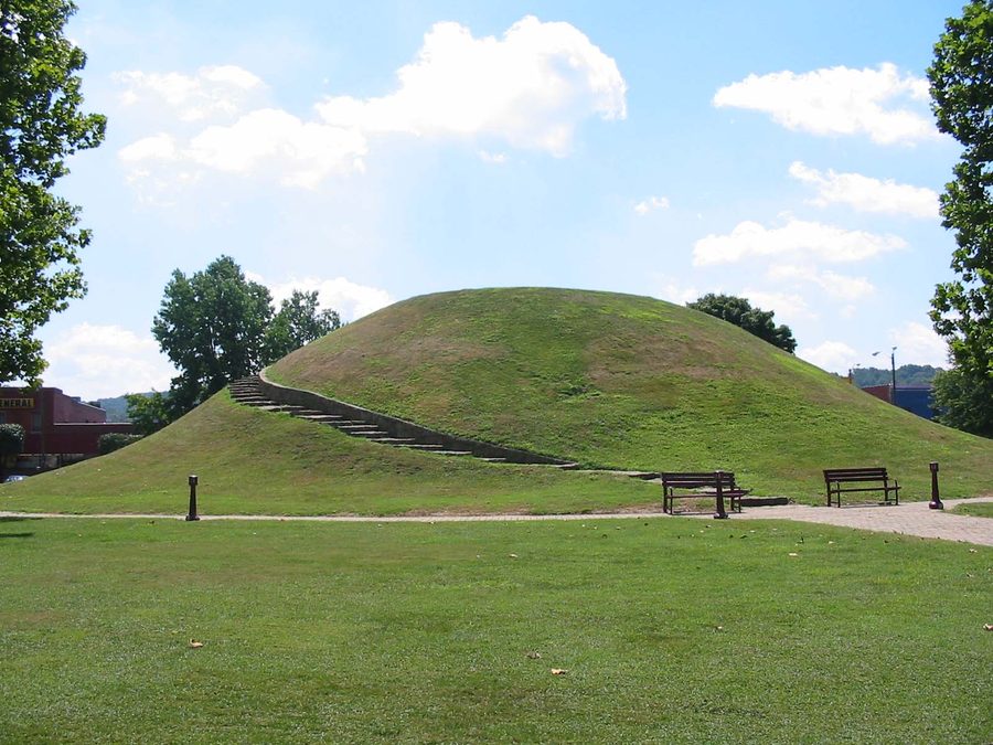 Курган Criel Mound в Саут-Чарлстоне, Западная Виргиния, США.