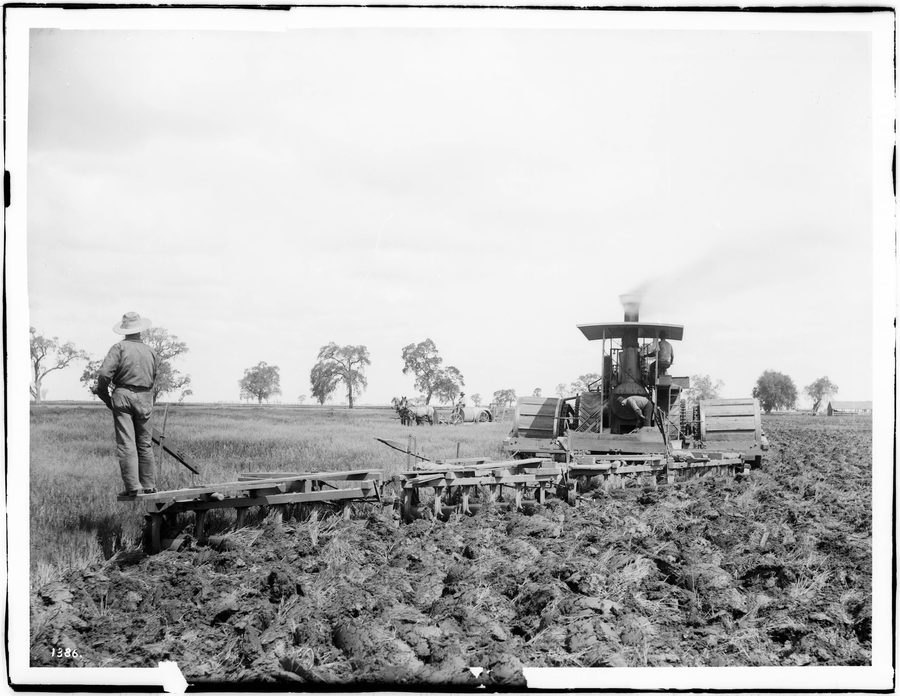 Historische Dampfpflugmaschine auf einem Feld bei Hanford im Kings County, Kalifornien