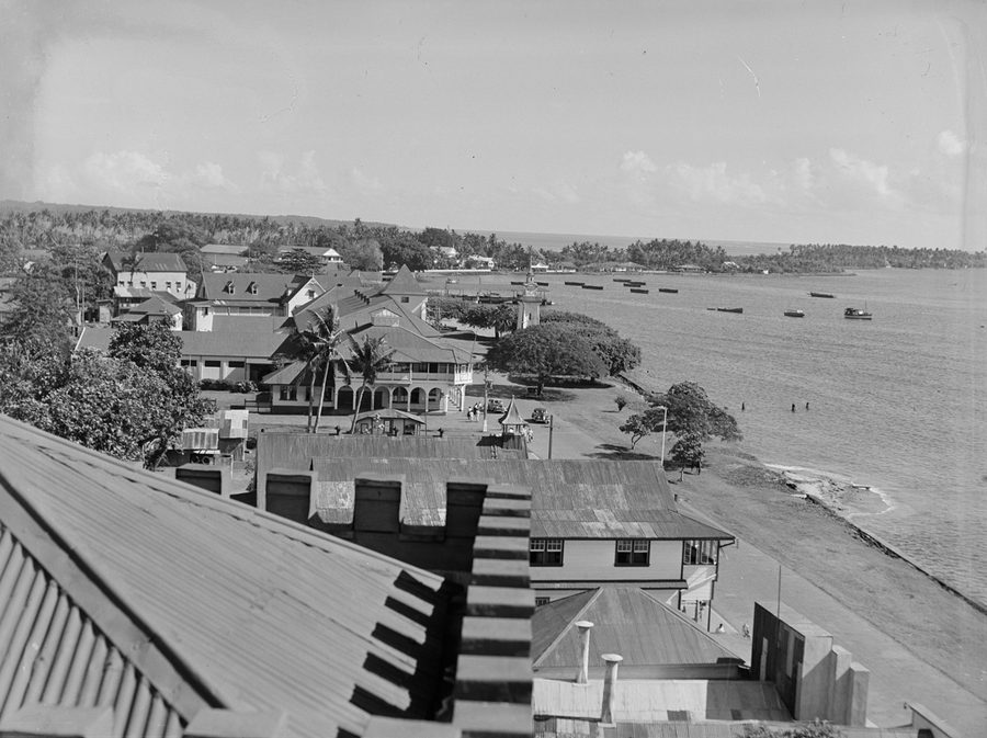 Blick auf den Hafen und die Küstenbebauung von Apia mit dem Uhrturm