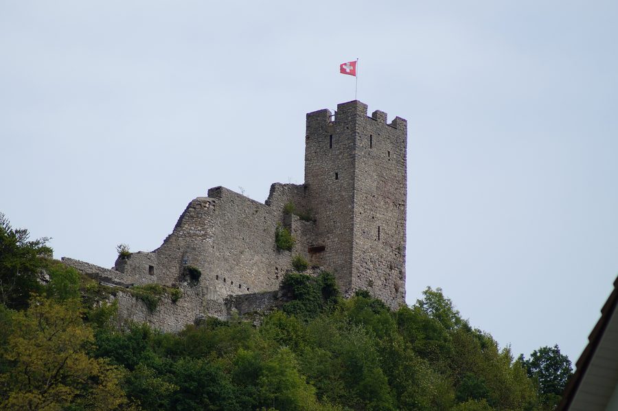 Руины замка Schloss Waldenburg на холме над деревней.