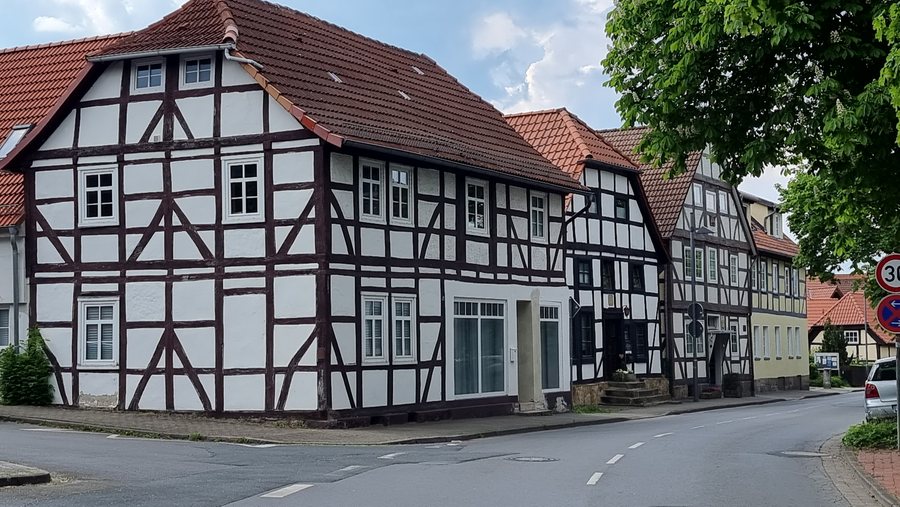 File:Altenburgstraße in Barsinghausen Fachwerkhäuser.jpg