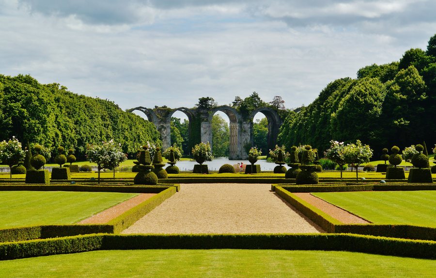 File:Maintenon Château de Maintenon Park Aqueduc 1.jpg