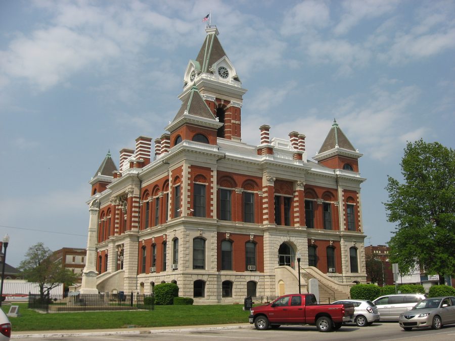 Südfront und Westseite des Gibson County Courthouse in Princeton, Indiana