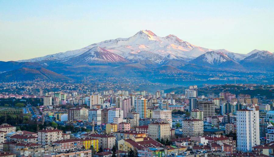 Mount Erciyes, auch Argaeus genannt, gesehen aus Kayseri in der Türkei