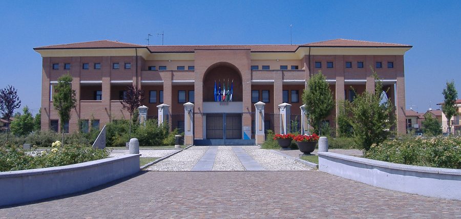 Здание мэрии Монтаназо-Ломбардо в провинции Лоди