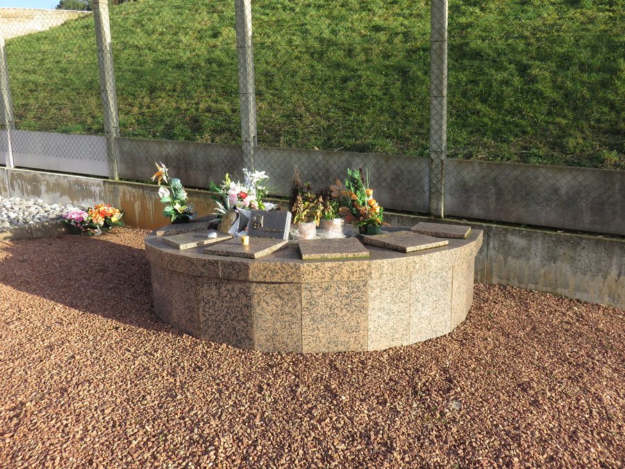 File:Cimetière de Bourg-de-Thizy - Columbarium - jan 2018.JPG