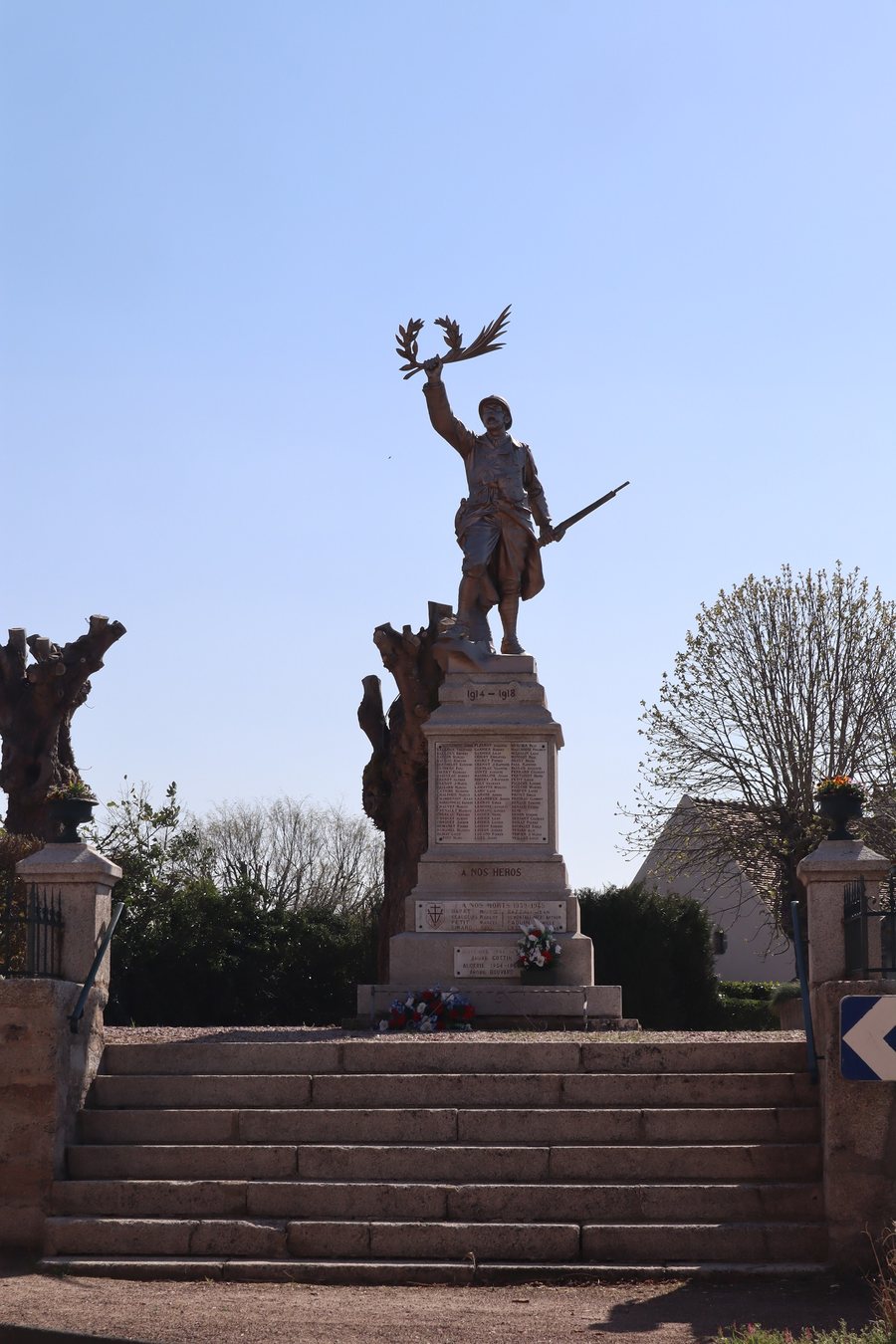 File:La Roche-en-Brenil (21) Monument aux morts.jpg