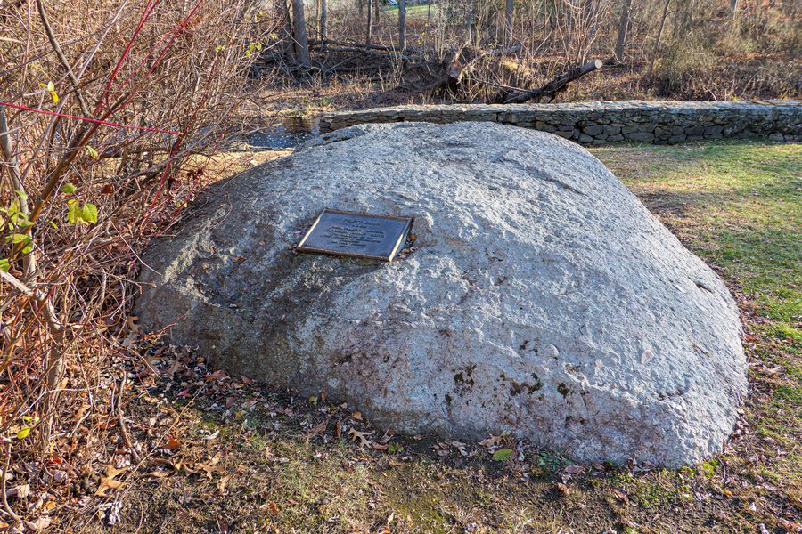 Pulpit Rock im War Memorial Park in West Bridgewater, Massachusetts
