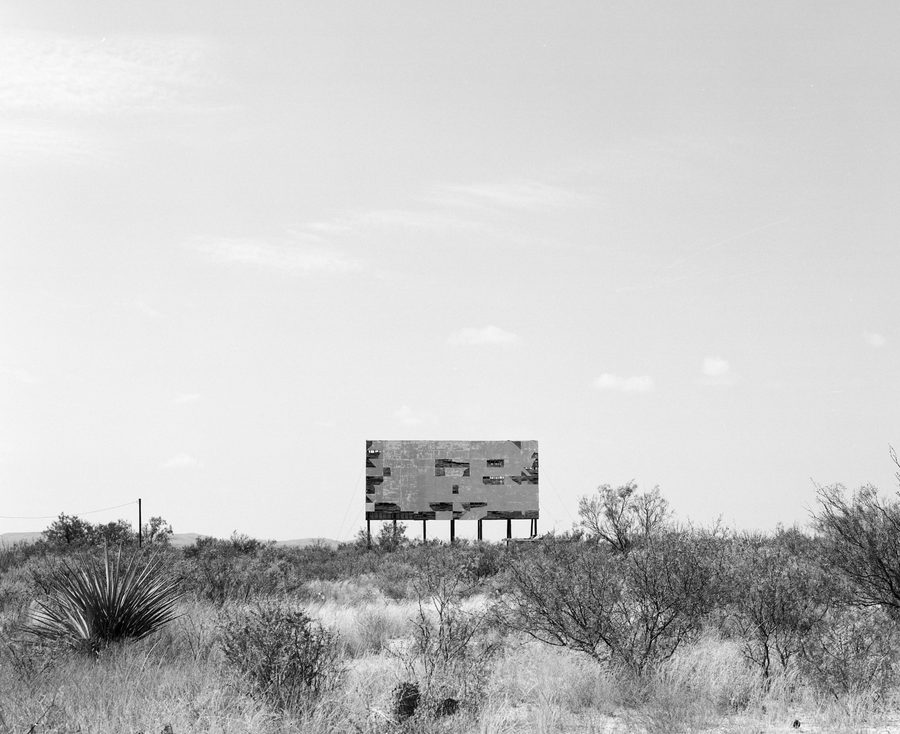 McCamey, Texas, с пустынным пейзажем и атмосферой дорожного сервиса