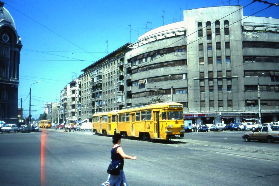 Модернистская архитектура на улице Calea Griviței в Бухаресте с трамваем