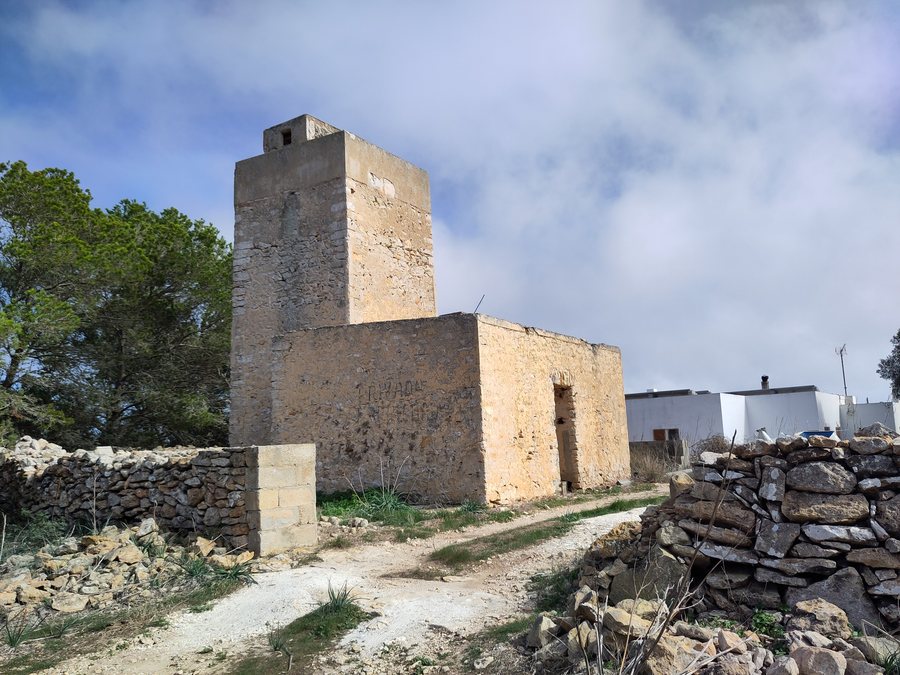 File:Formentera. La Talaiassa. Torre.jpg