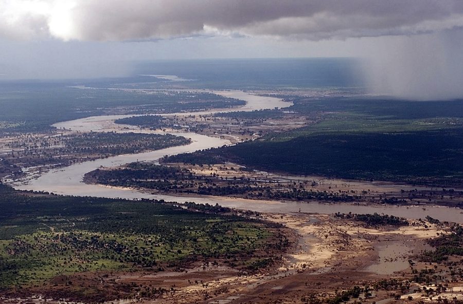 Luftaufnahme des sich durch Südmosambik windenden Limpopo-Flusses