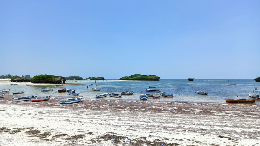 Watamu Beach mit heller Sandküste und Blick auf den Indischen Ozean in Kenia