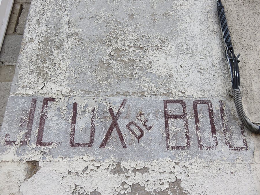 File:Pontcharra-sur-Turdine - Ancienne peinture Jeux de Boules, rue de Verdun (fév 2019).jpg