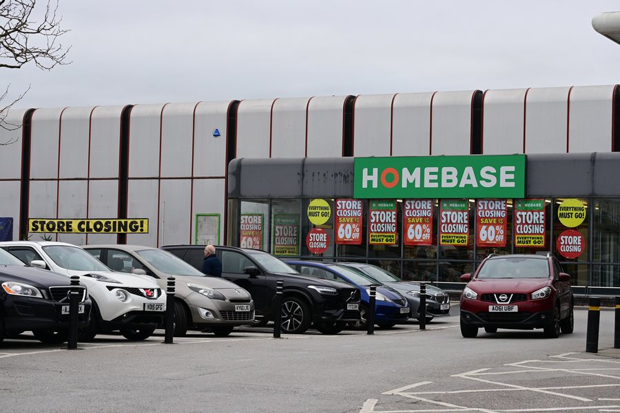 File:Hessle Homebase closing down, East Riding of Yorkshire Dec24.jpg