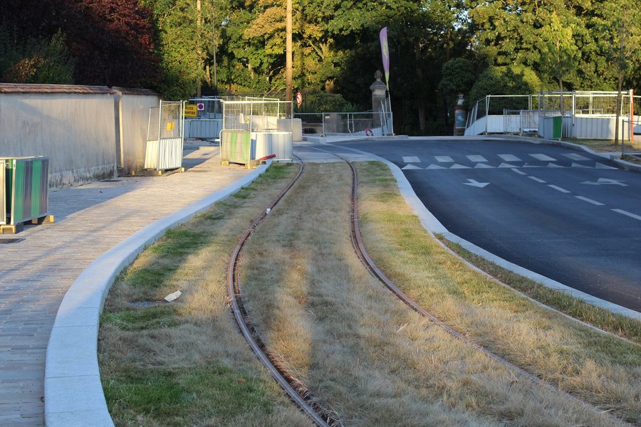 File:Ligne 4 Tramway Rue Église Montfermeil 1.jpg