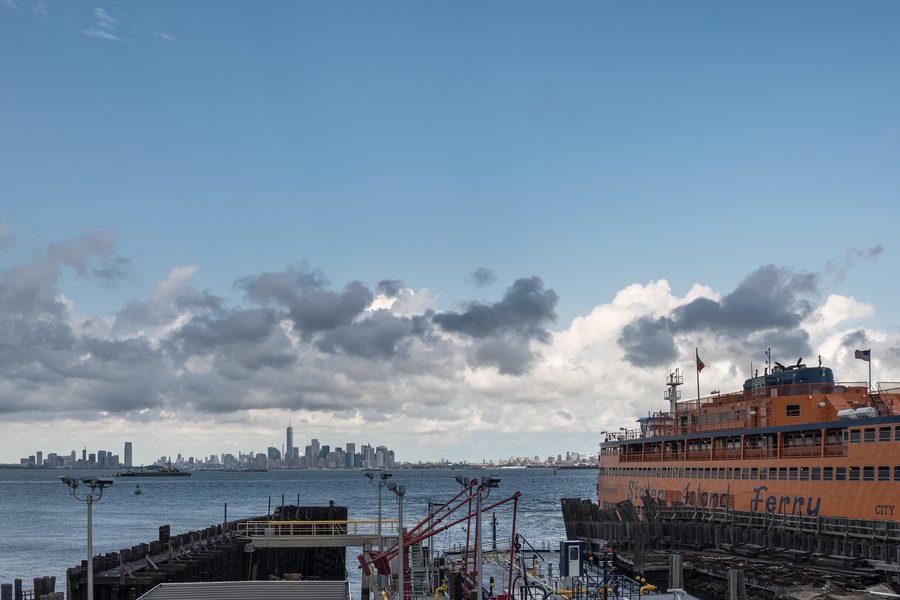 Паром Staten Island Ferry и силуэт Манхэттена у терминала St. George