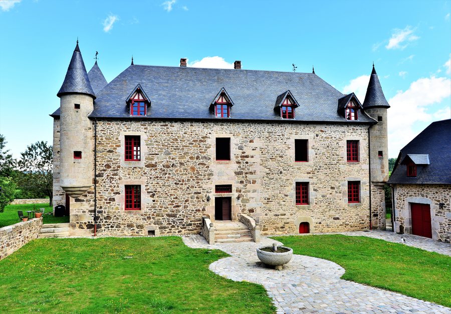 File:Le château de Saint-Germain-Lavolps, Correze, France.jpg