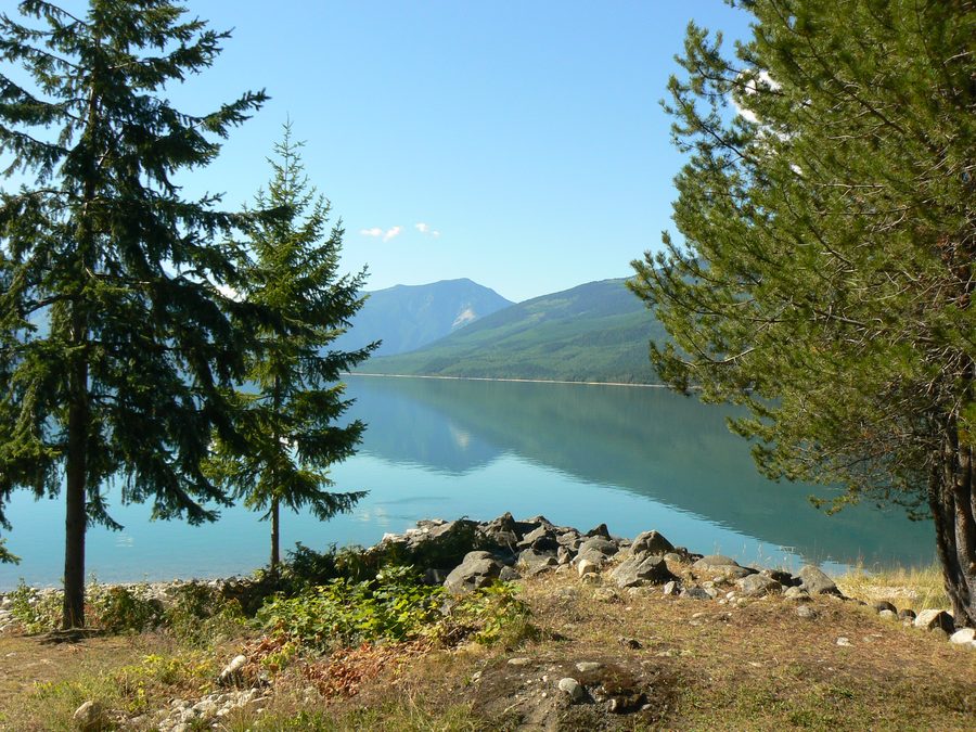 Upper Arrow Lake на берегу Накуспа на фоне гор