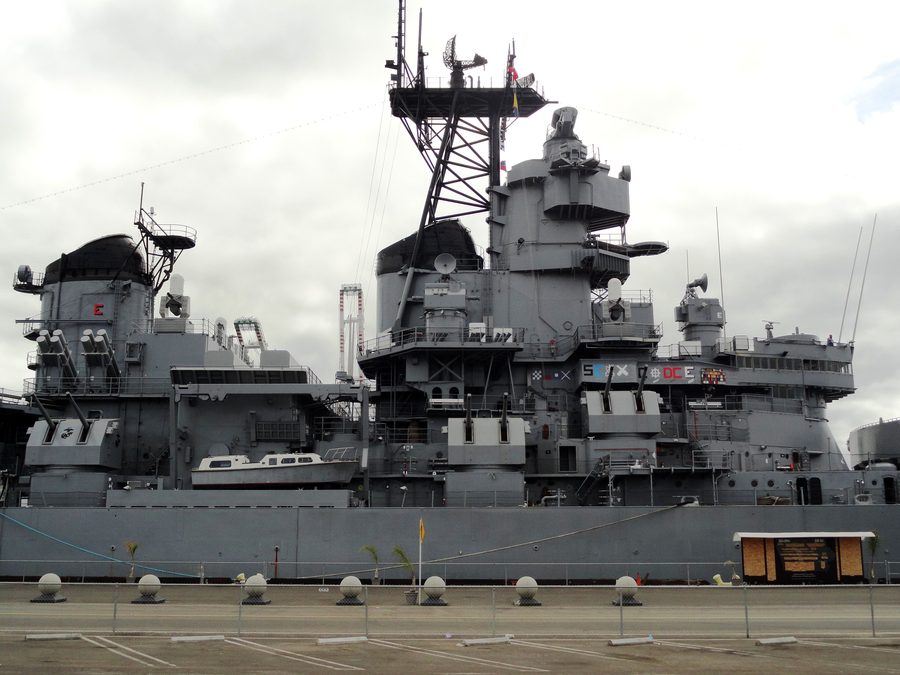 Линкор USS Iowa в терминале порта Los Angeles World Cruise Port в Сан-Педро, Лос-Анджелес