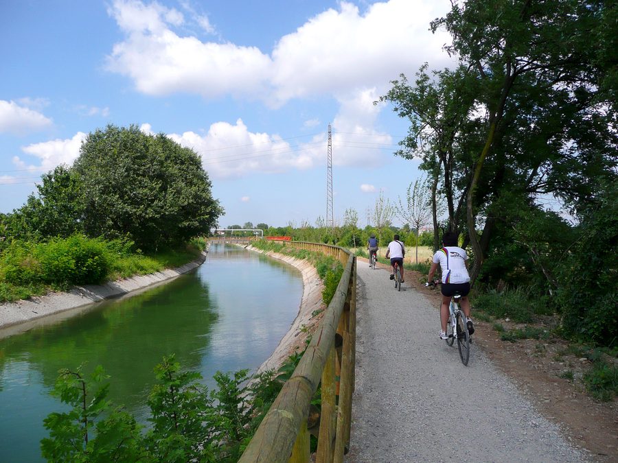 Тропа вдоль канала Villoresi в парке Parco Grugnotorto Villoresi