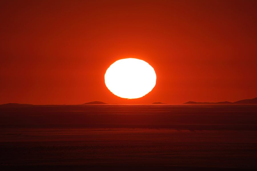 Sonnenuntergang über der weiten Namib-Wüste in Namibia.