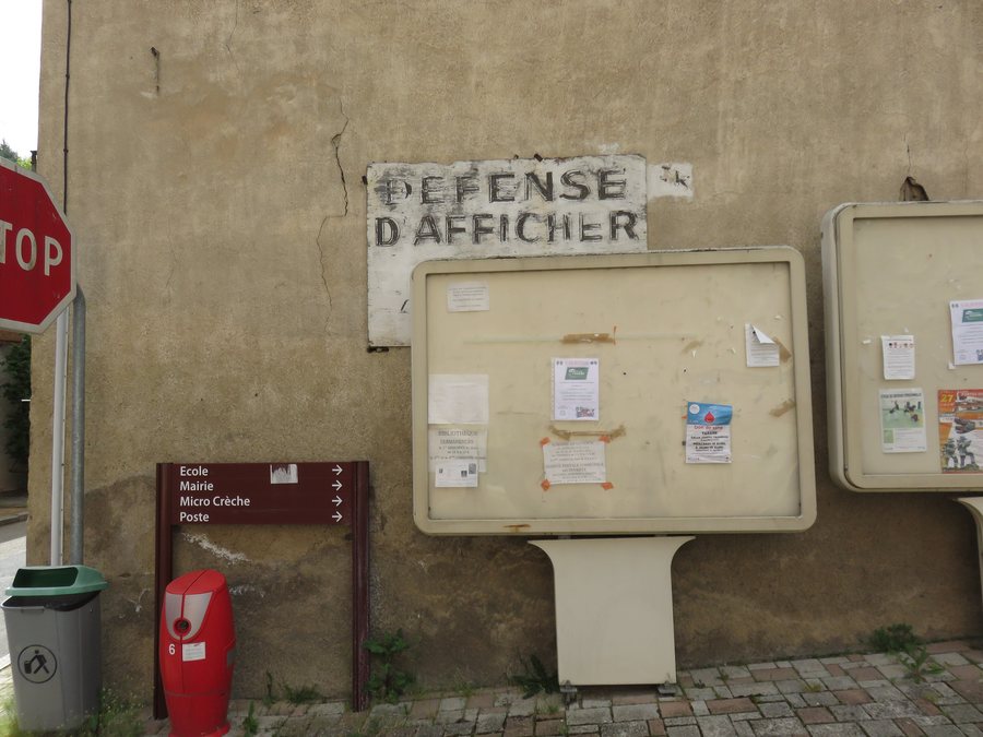 File:Saint-Clément-sur-Valsonne - Défense d'afficher (avr 2018).jpg