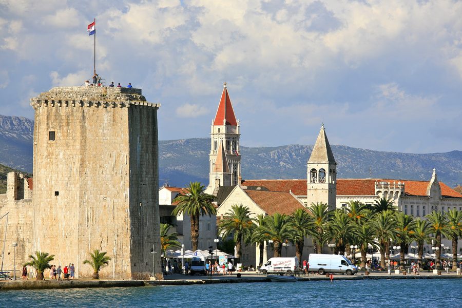 Trogir mit dem Kamerlengo-Turm am historischen Hafen