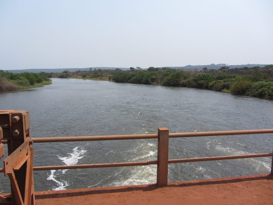 Lucala-Fluss nahe Kalandula in der Provinz Malanje unterhalb der Kalandula-Wasserfälle