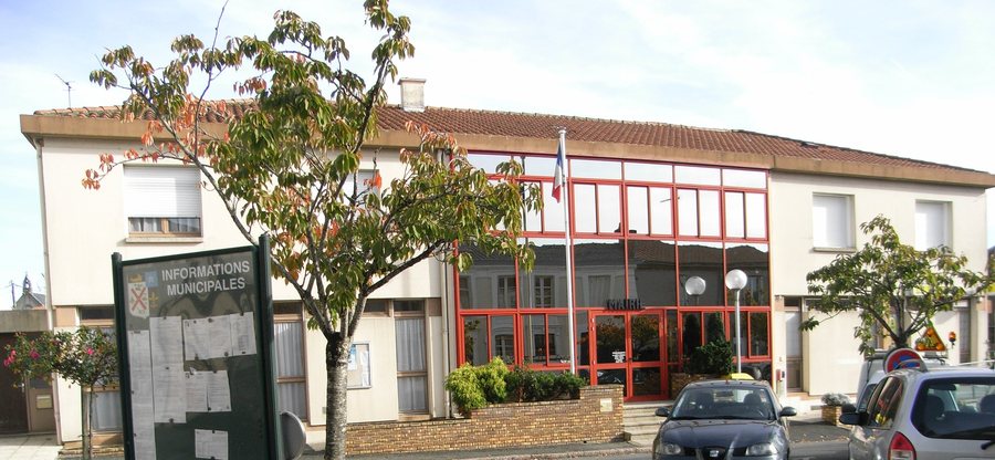 File:Saint-André-de-la-Marche 004.jpg
