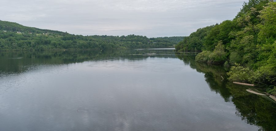 File:Lac de Bort-les-Orgues (1).jpg
