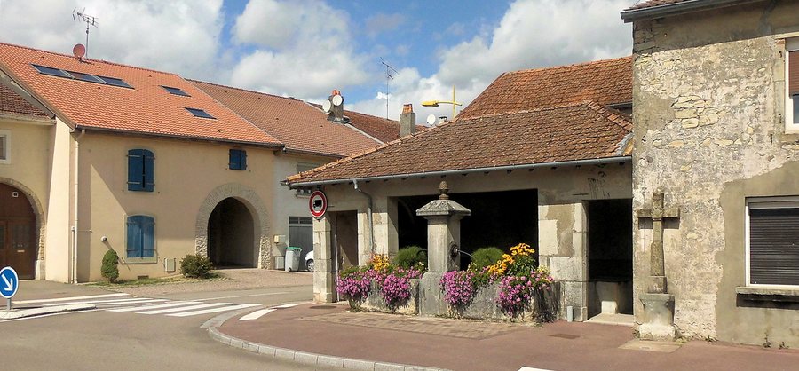 File:Vincey, Lavoir au Rue du Pincieux.jpg