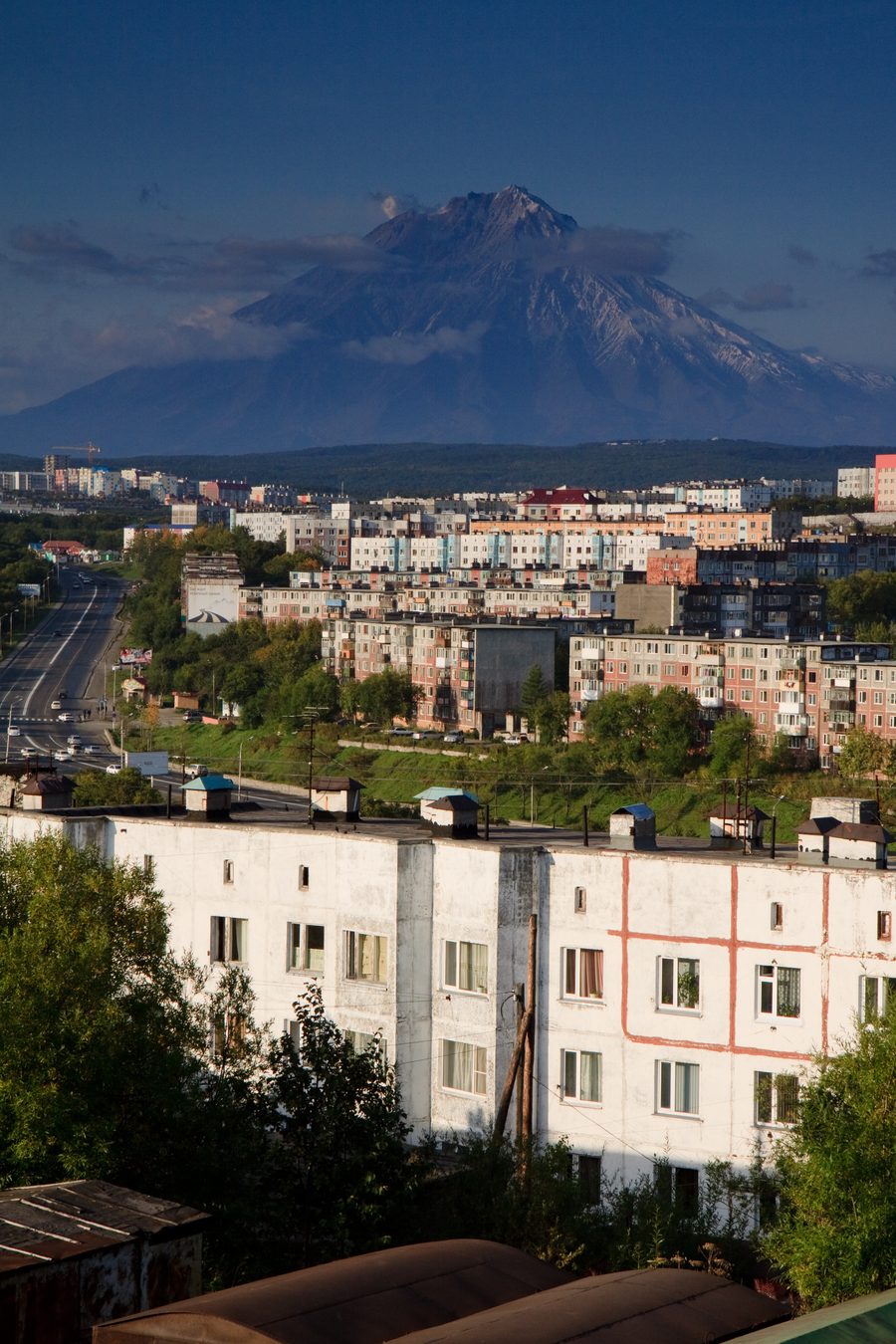 Вид на Петропавловск-Камчатский на побережье Камчатки.