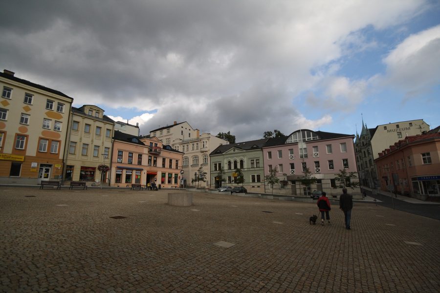 Площадь Долни намнести в Яблонце-над-Нисоу с городской застройкой.