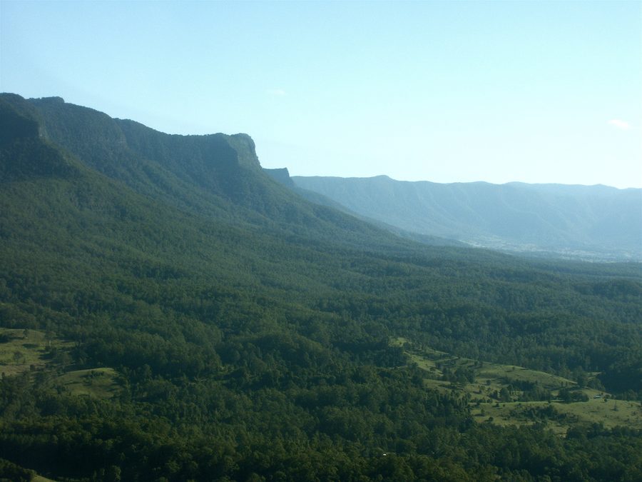 Luftaufnahme des oberen Tweed Valley mit bewaldeten Hängen und ländlicher Landschaft in New South Wales