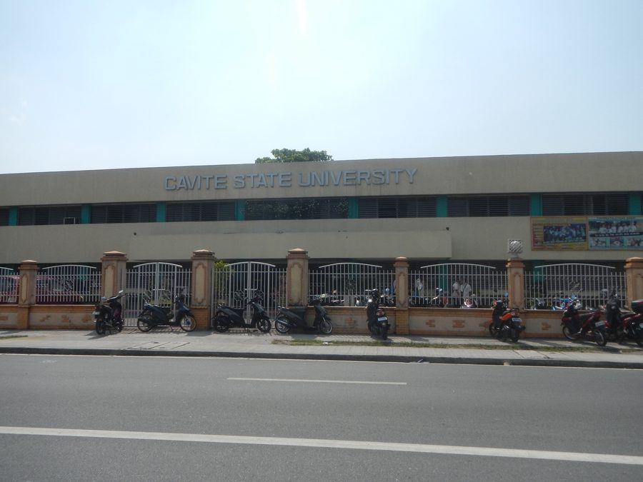 Manila-Cavite Road в Кавите-Сити вдоль залива Бакур