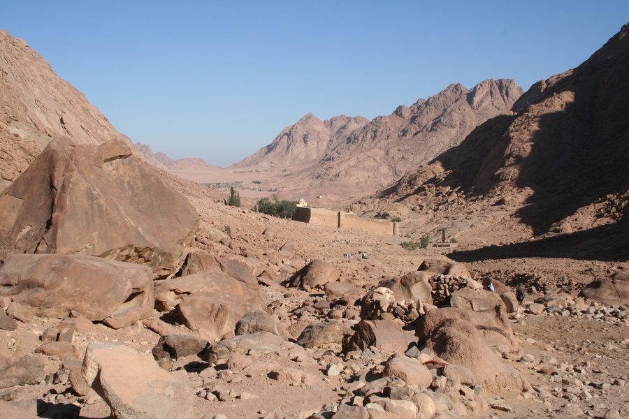 Blick vom Berg Sinai auf das Katharinenkloster im Süd-Sinai