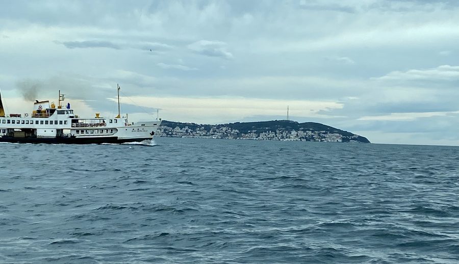 Blick auf die Princes' Islands im Marmarameer bei Istanbul