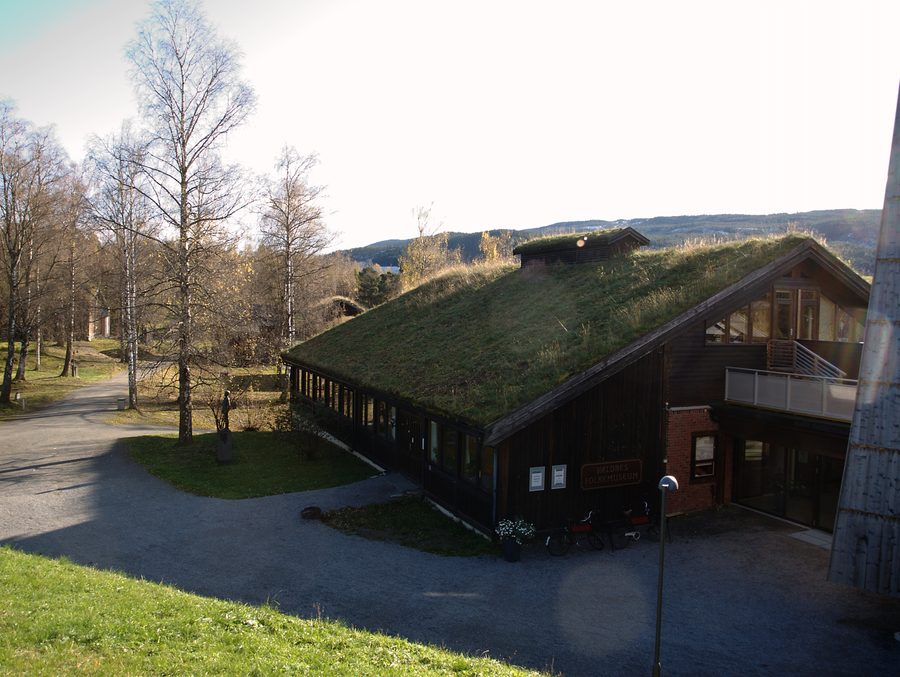 Административное здание музея Valdres Folkemuseum на Storøya за пределами Фагернеса