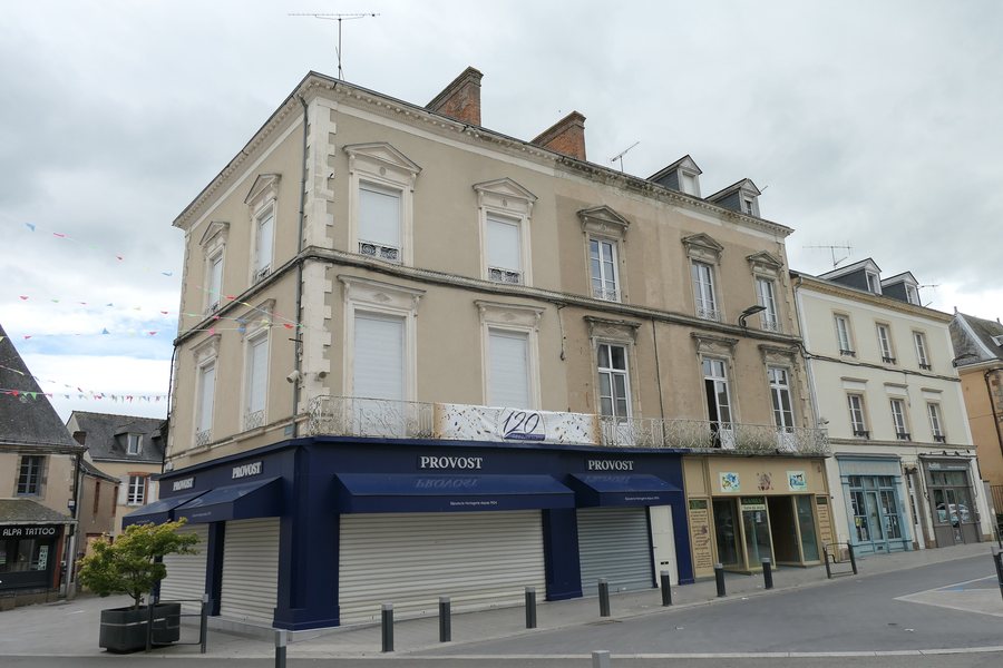File:Évron - 1 place de la Basilique.jpg