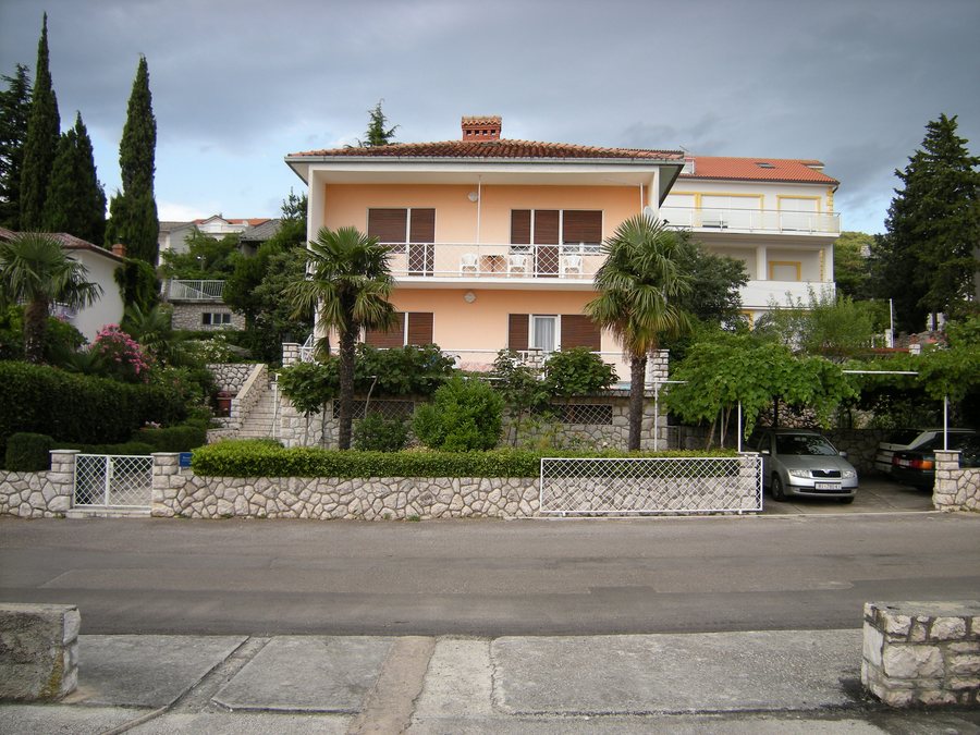 File:Houses in the Milovan Mužević street in Dramalj.jpg