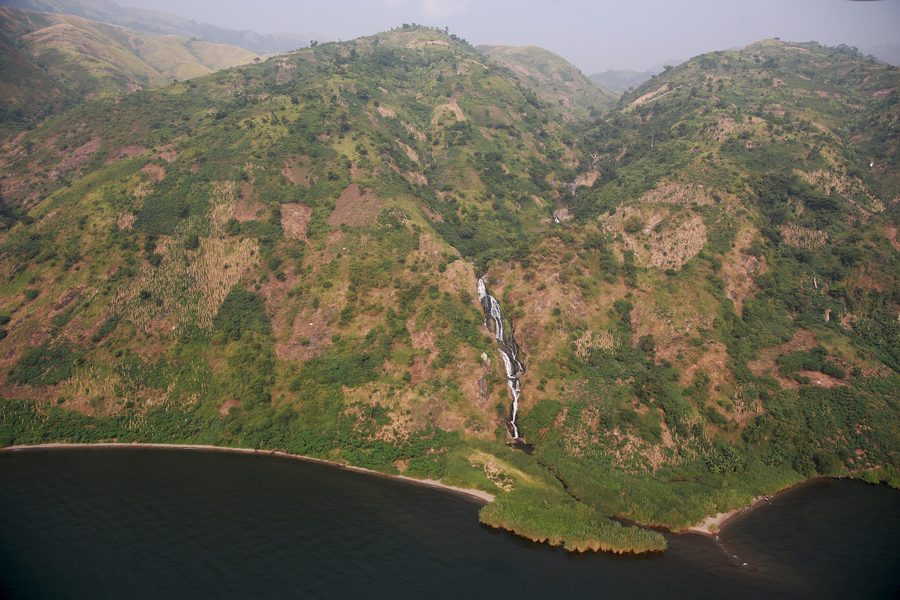 Berglandschaft im Virunga-Nationalpark mit Wasserlauf und Lake Edward in North Kivu